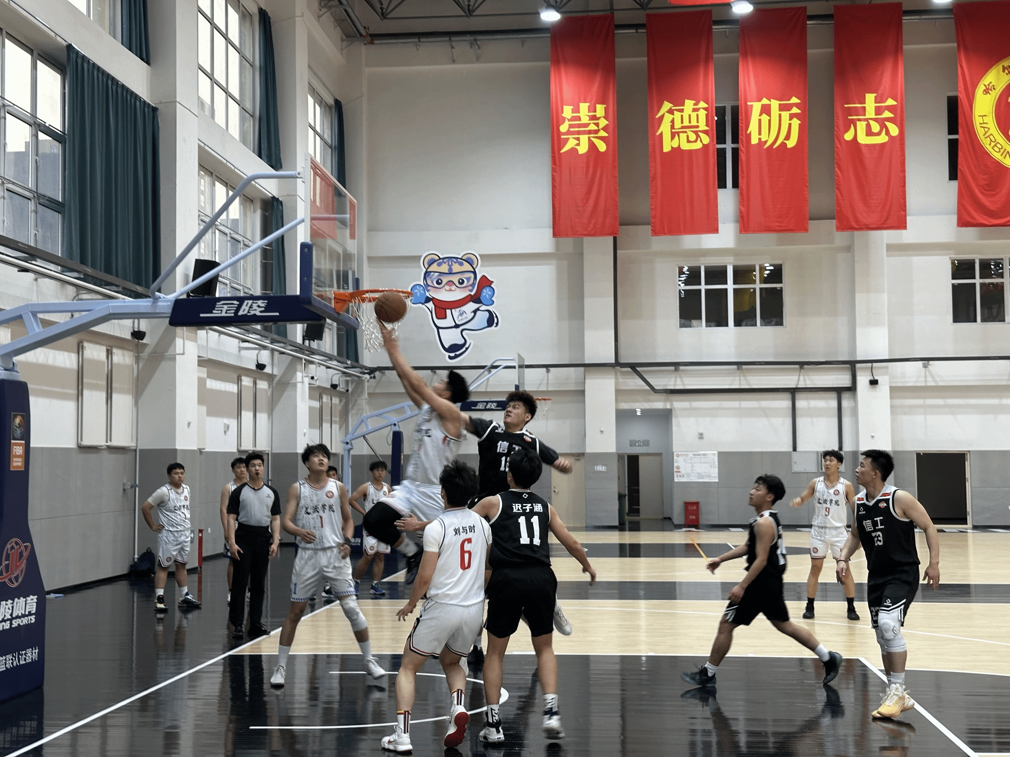 沸腾球场欢呼声不断,赛季高潮即将到来的简单介绍 沸腾球场欢呼声不断,赛季高潮即将到来的简单介绍