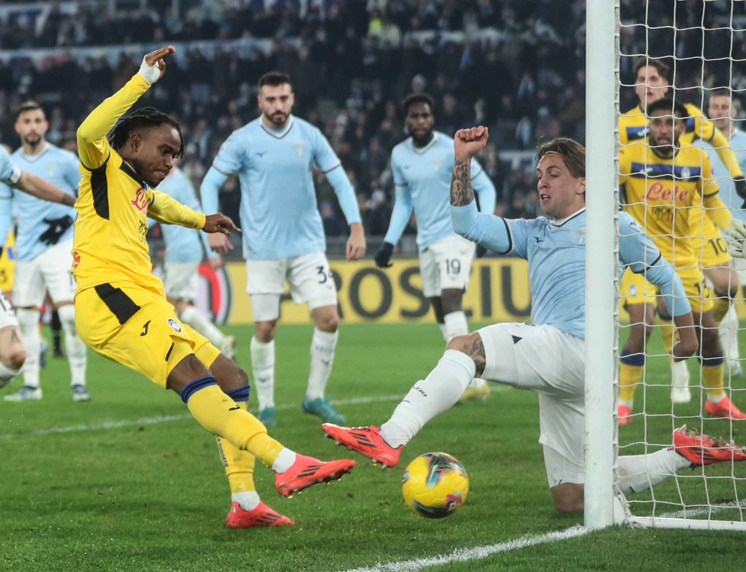 开云体育APP下载-拉齐奥客场逆转获胜，继续追赶前列