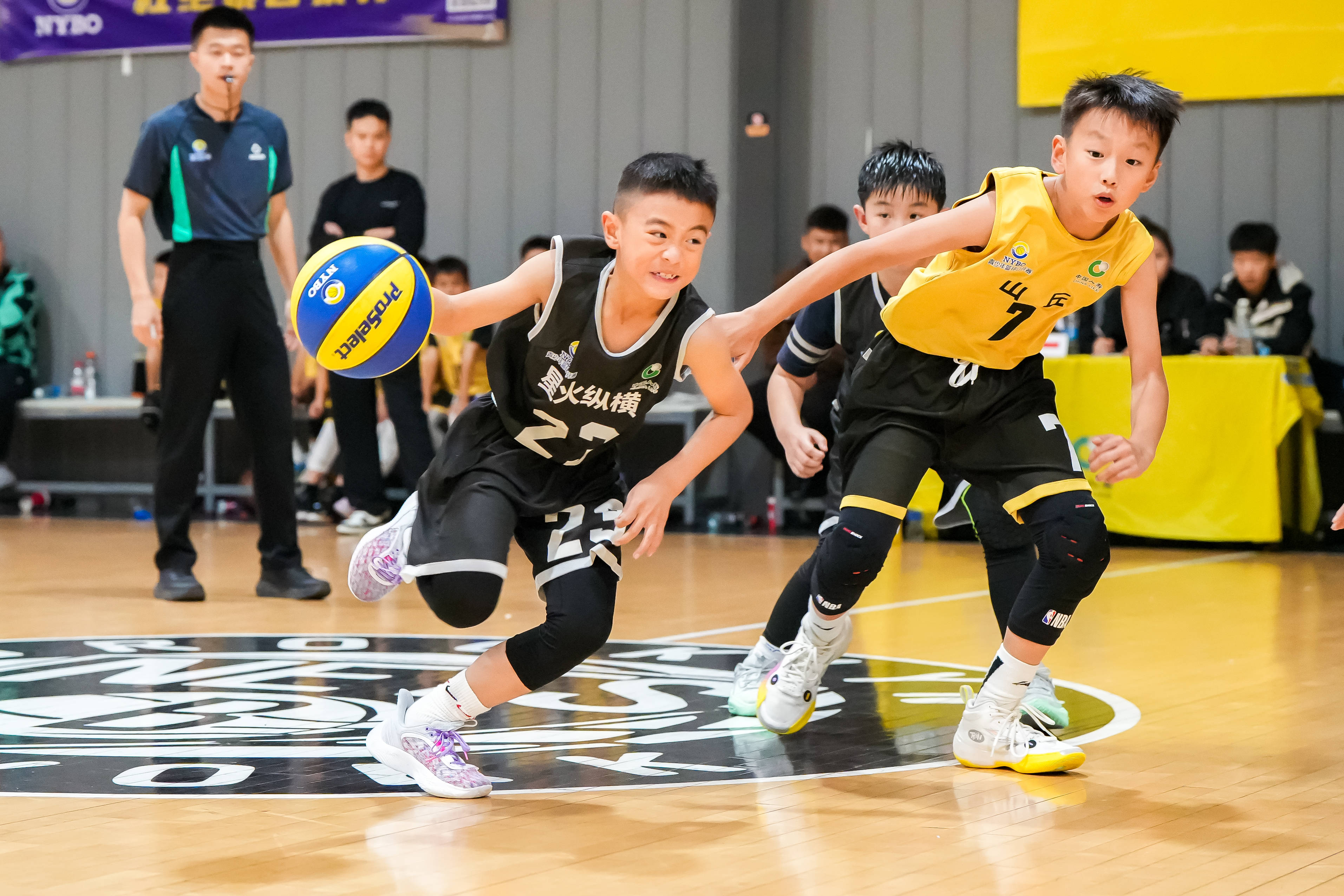 开云体育登录-热门篮球比赛中球员技惊四座