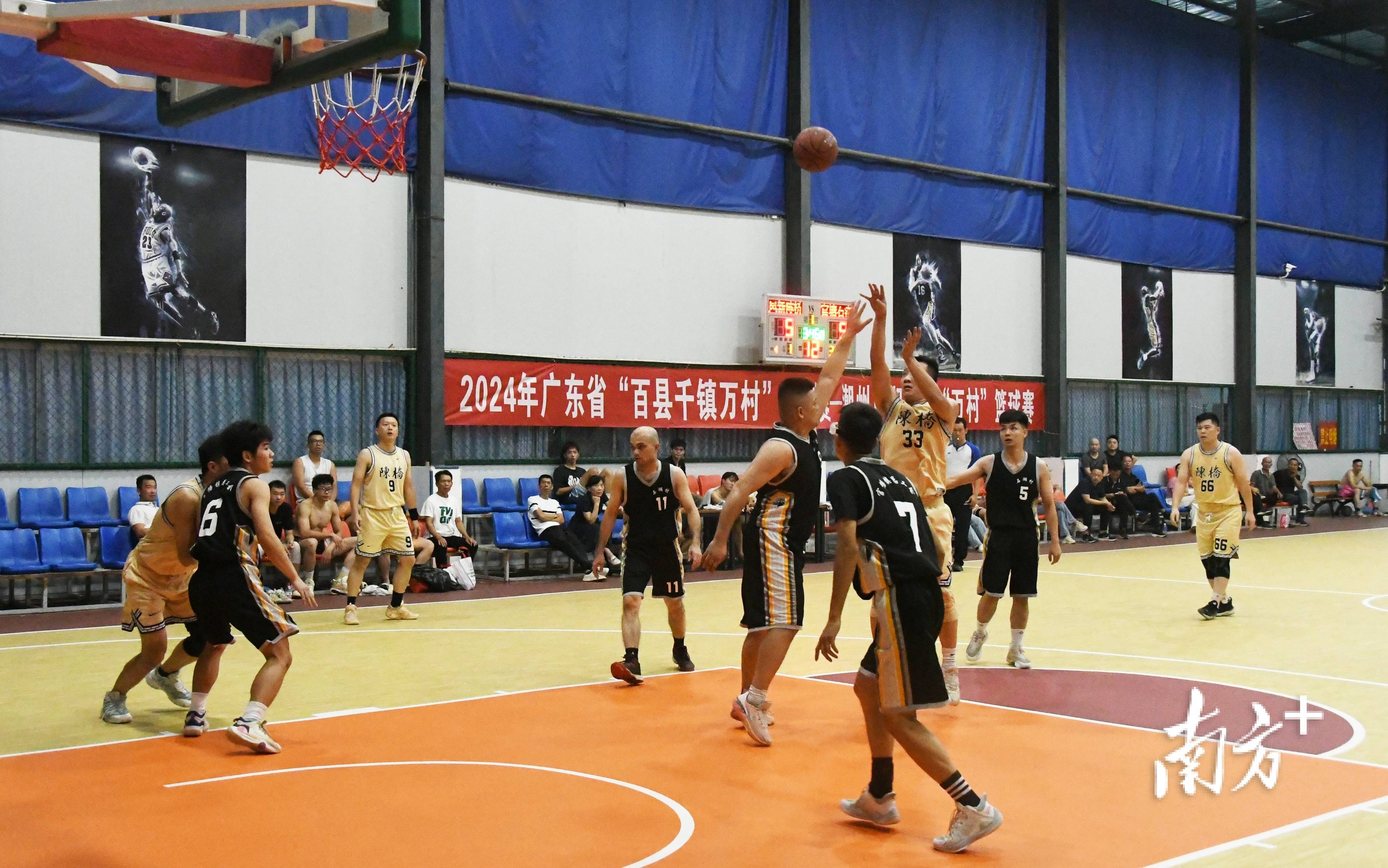 热门篮球比赛中球员技惊四座 热门篮球比赛中球员技惊四座