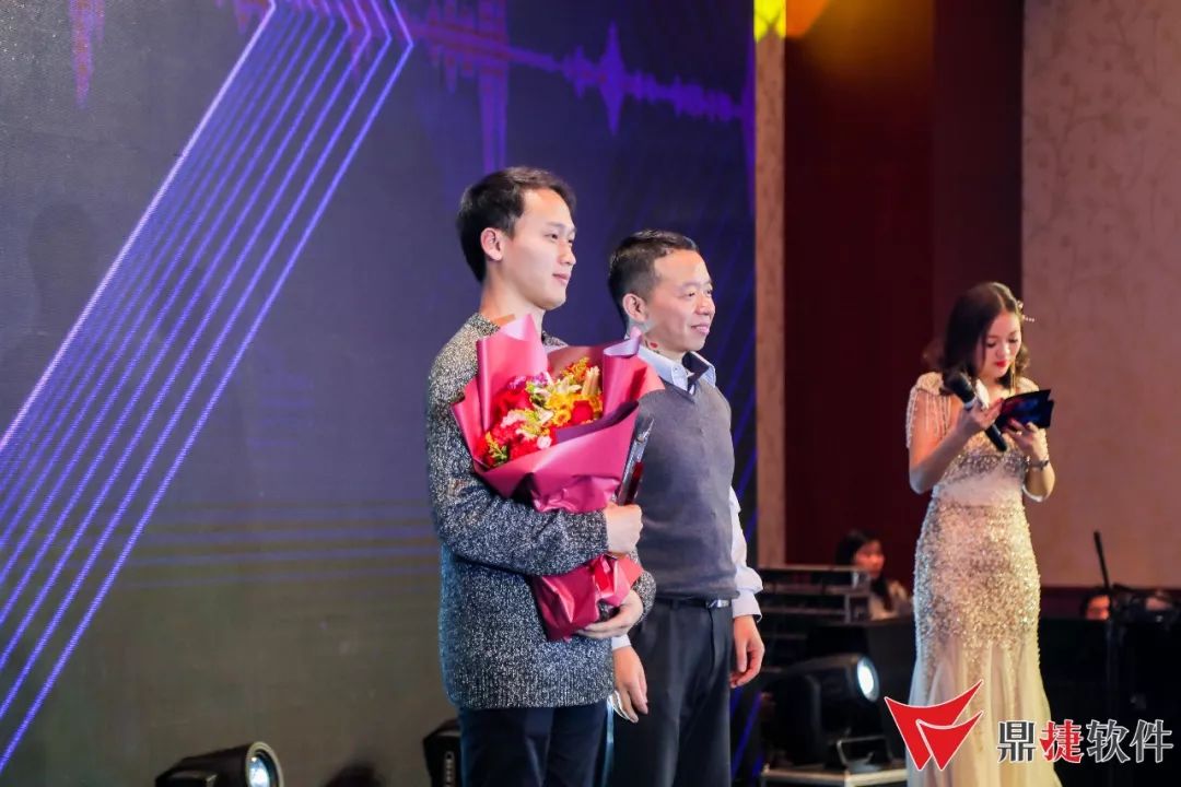 开云体育平台APP-包含汉堡球员荣获本轮最佳表现奖，赢得球迷掌声的词条