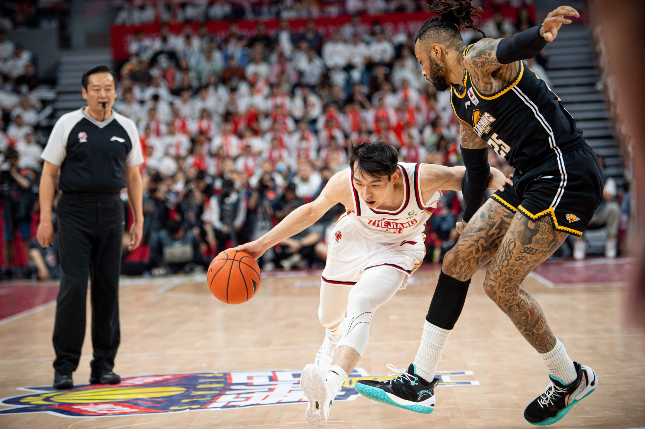 开云APP-球队遭遇多面困难,战战称霸仍需时间