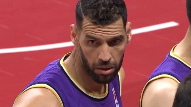 球队遭遇多面困难,战战称霸仍需时间