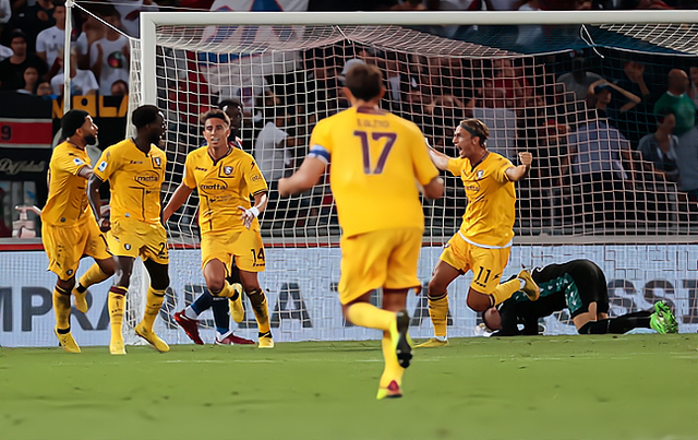 开云体育下载-意甲球员拼尽全力为胜利战斗