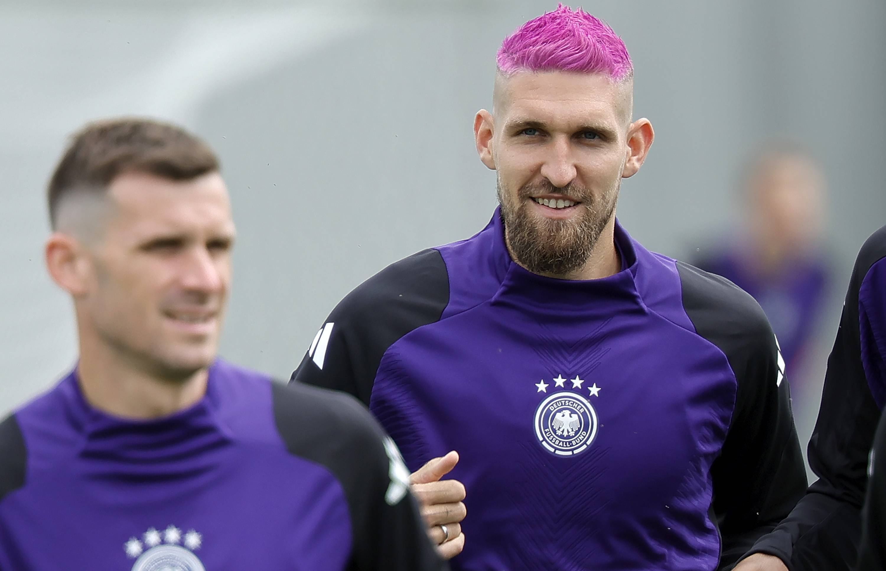 开云体育-德国球队在比赛中意外受伤准备换人