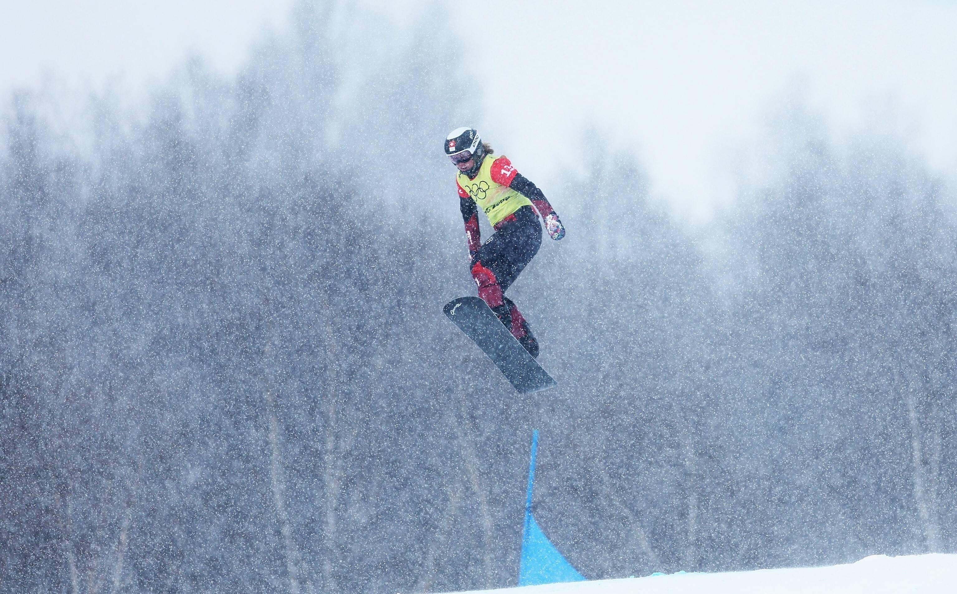 开云体育入口-滑雪比赛高速进行，选手冲刺终点