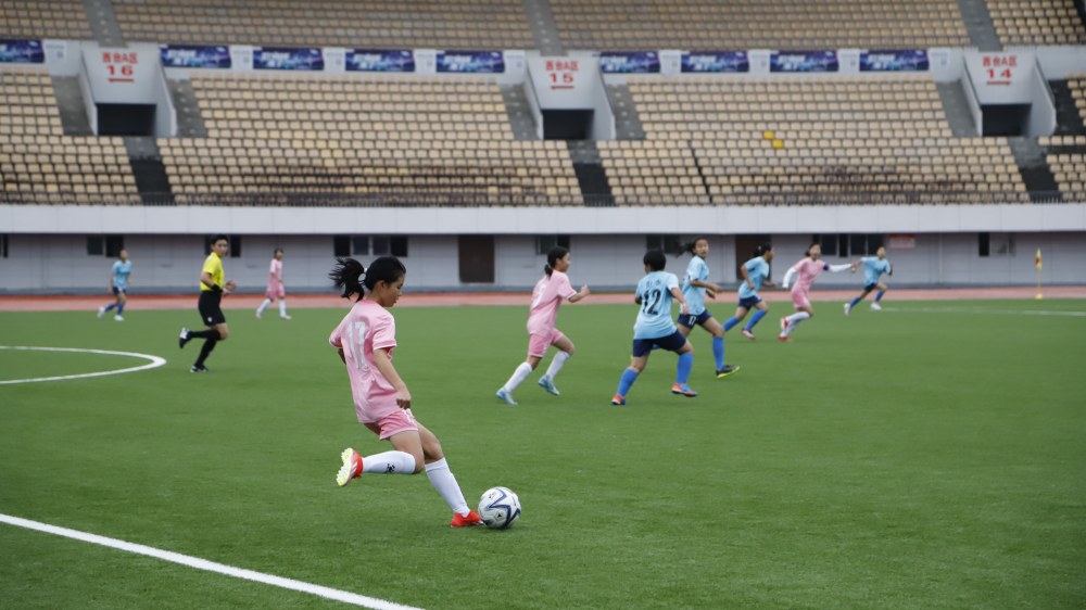 足球比赛中球队鏖战至最后一秒 足球比赛中球队鏖战至最后一秒