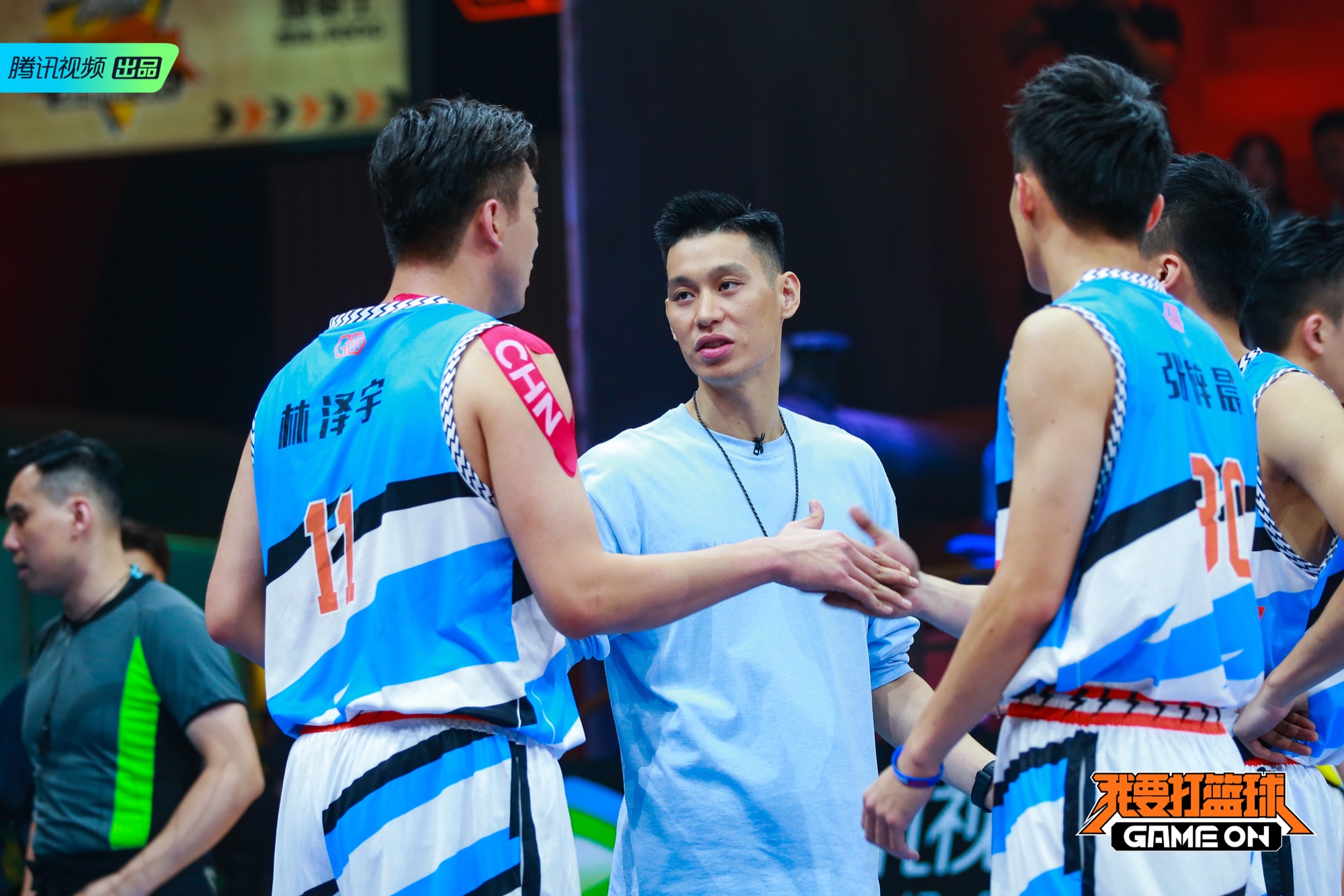 战队间紧张对决的篮球赛事全程报道！