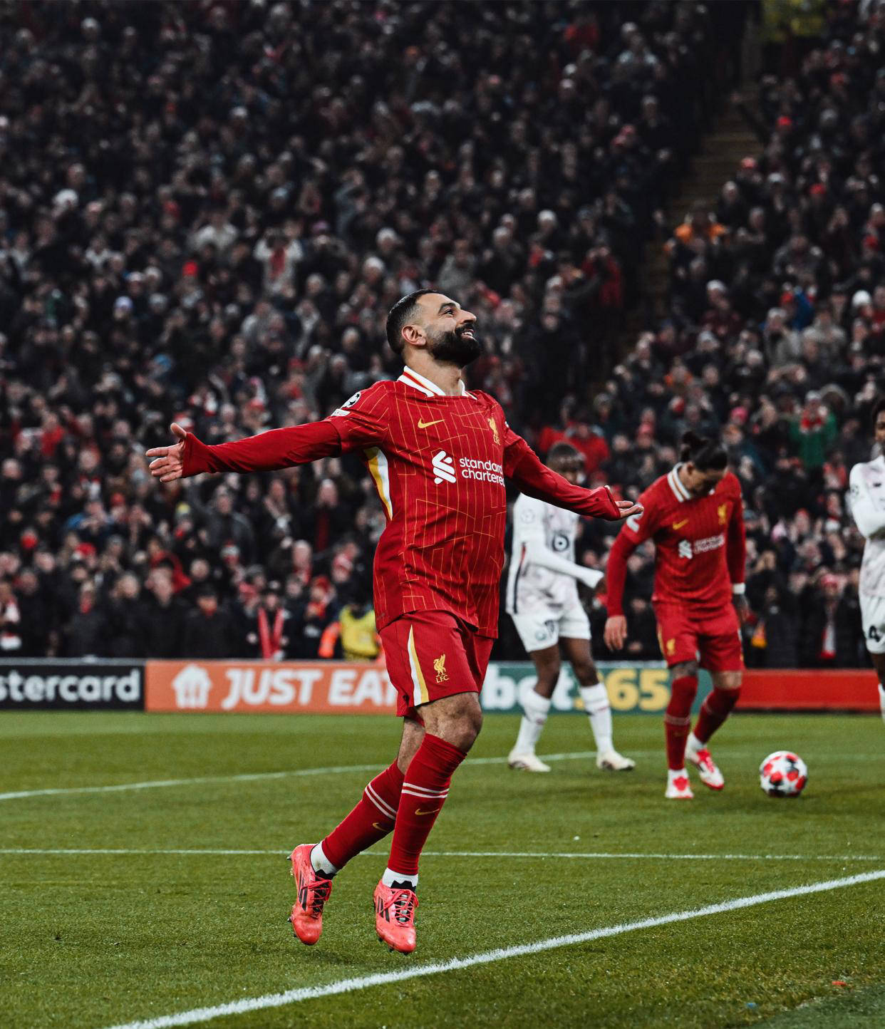 里尔队在比赛中表现出色,赢得掌声 里尔队在比赛中表现出色,赢得掌声