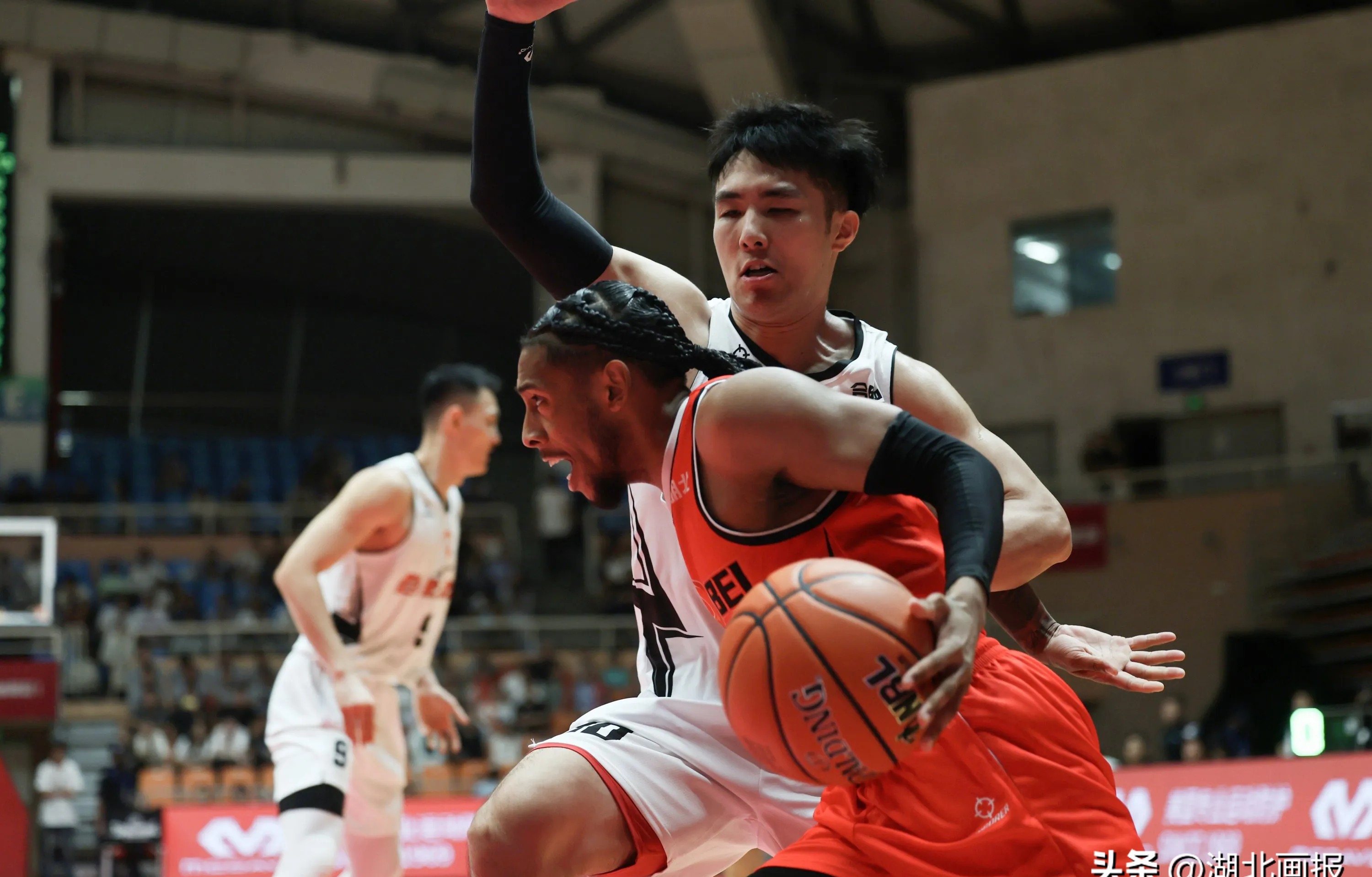 湖南男篮在主场迎来胜利,晋级前八名 湖南男篮在主场迎来胜利,晋级前八名