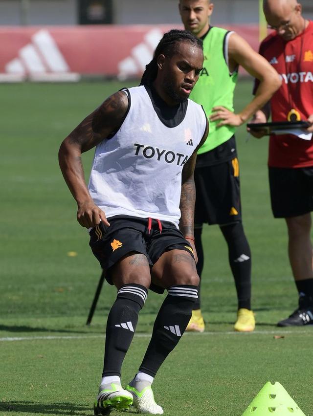 包含罗马边锋因家庭原因暂时离队，球队备战受困的词条