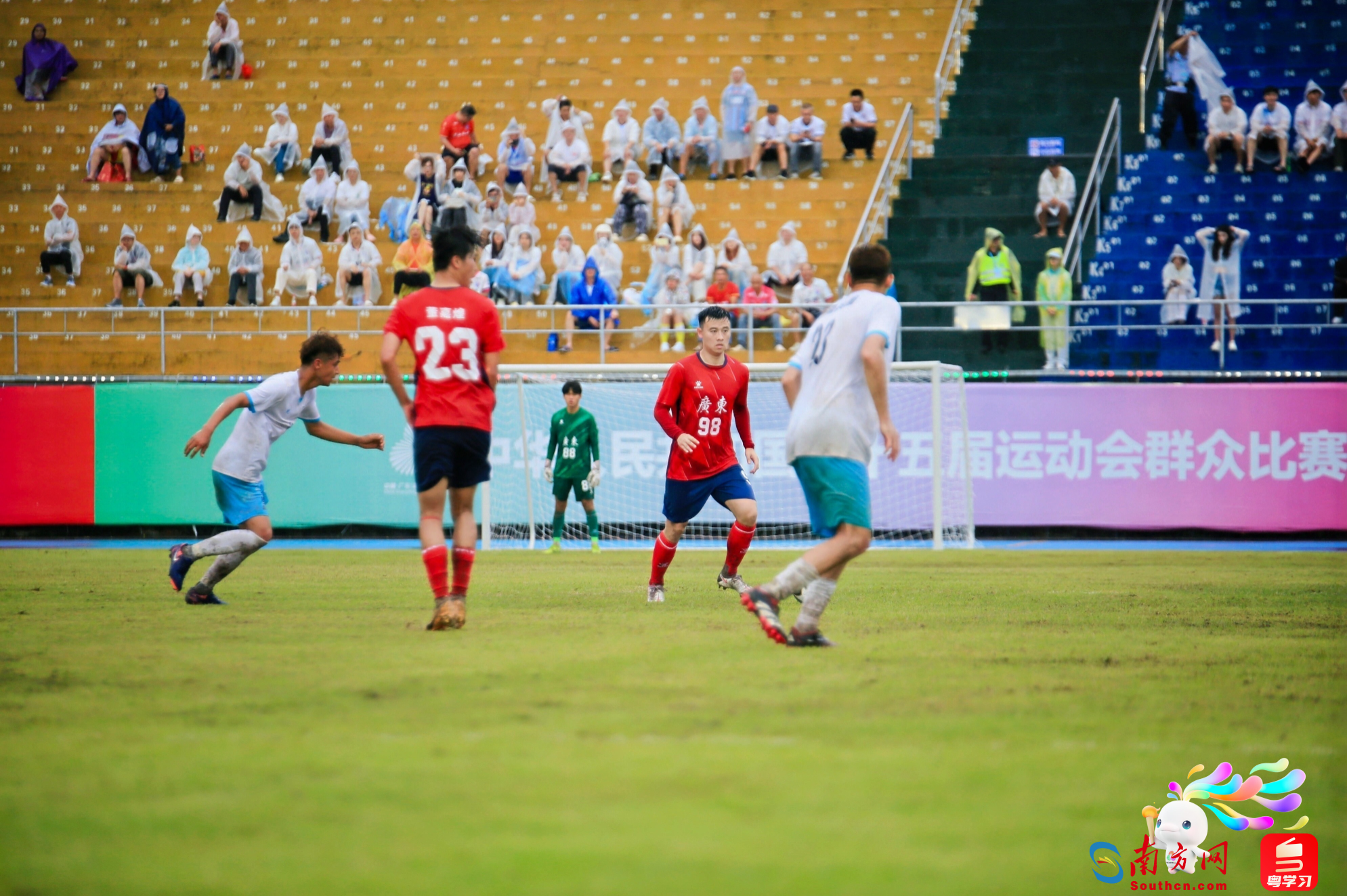 关于足球联赛最新局势：备战中的球队士气高涨的信息