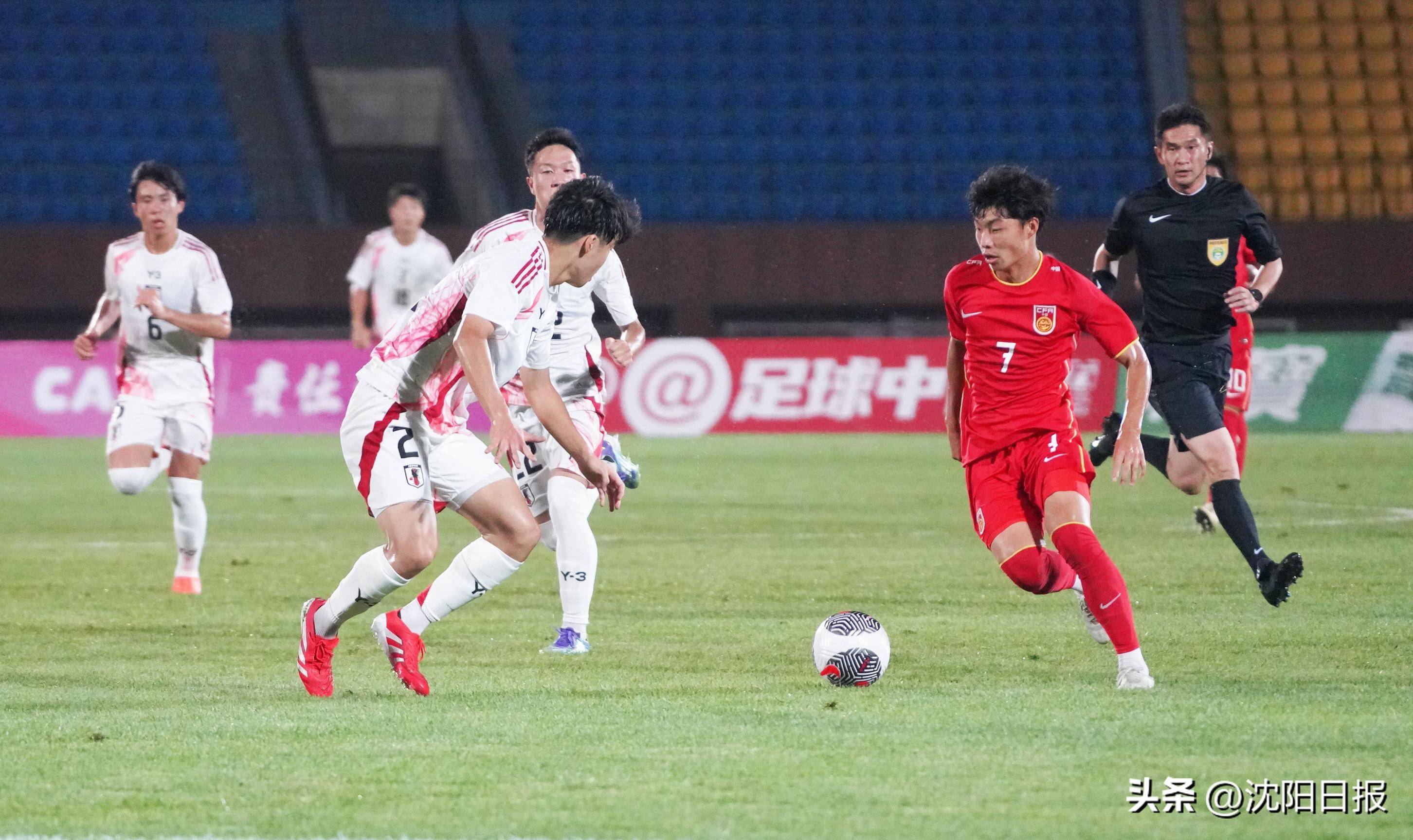 国内足球锦标联赛决战场面惊心动魄