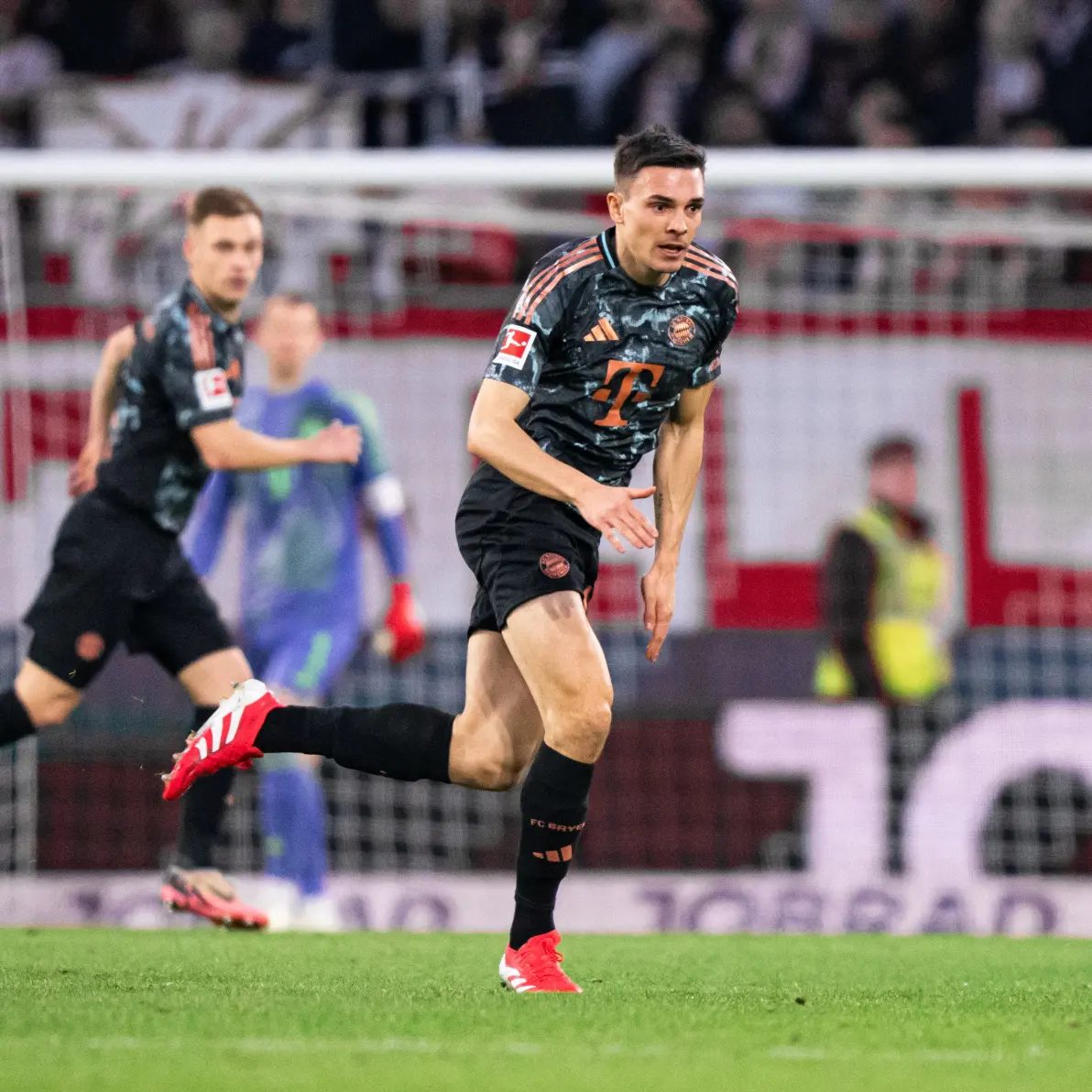 拜仁慕尼黑再遭弗赖堡挑战，积分之争将如何收场的简单介绍