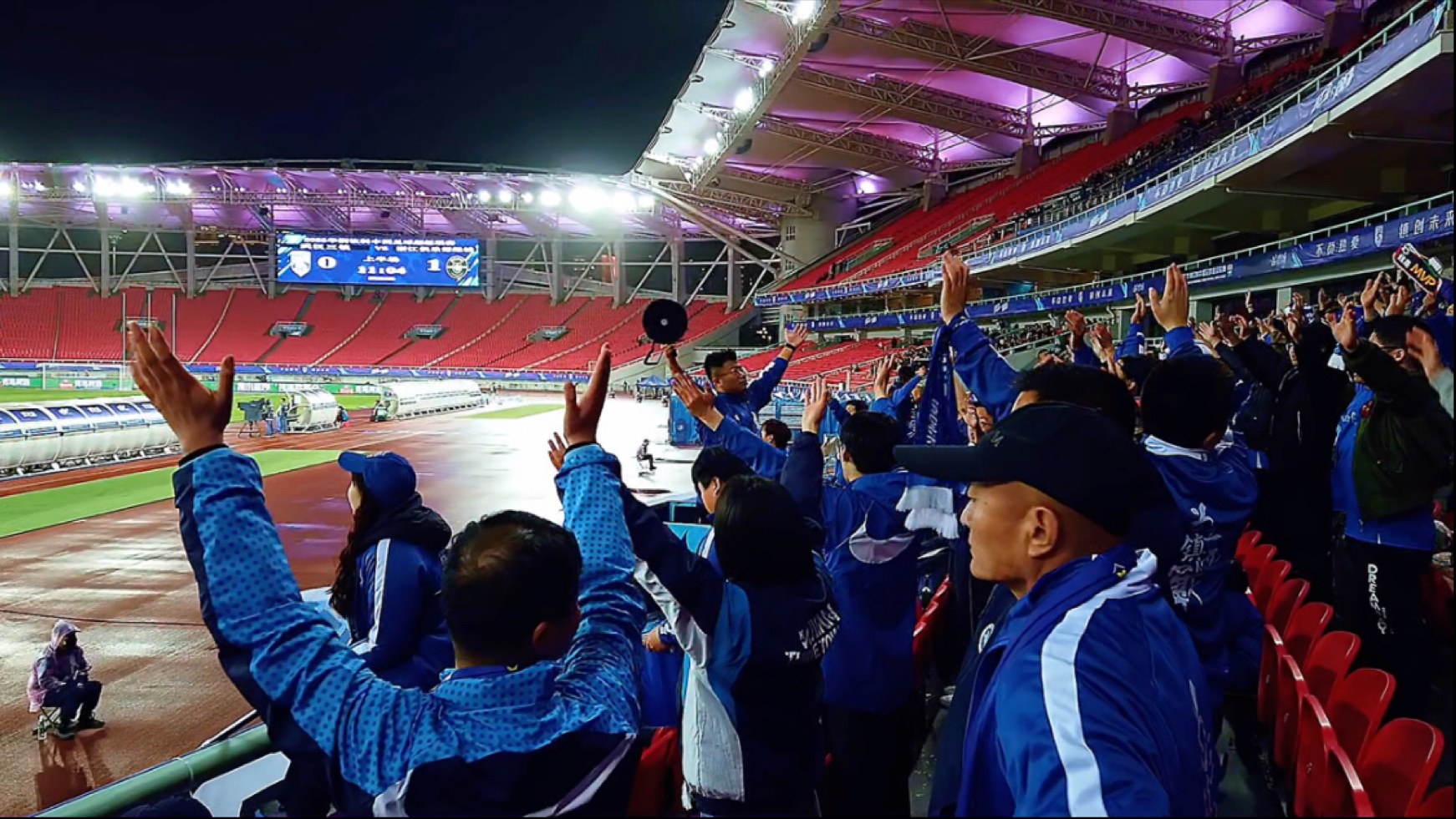 开云体育在线-场上拼搏不止，球迷热情不减