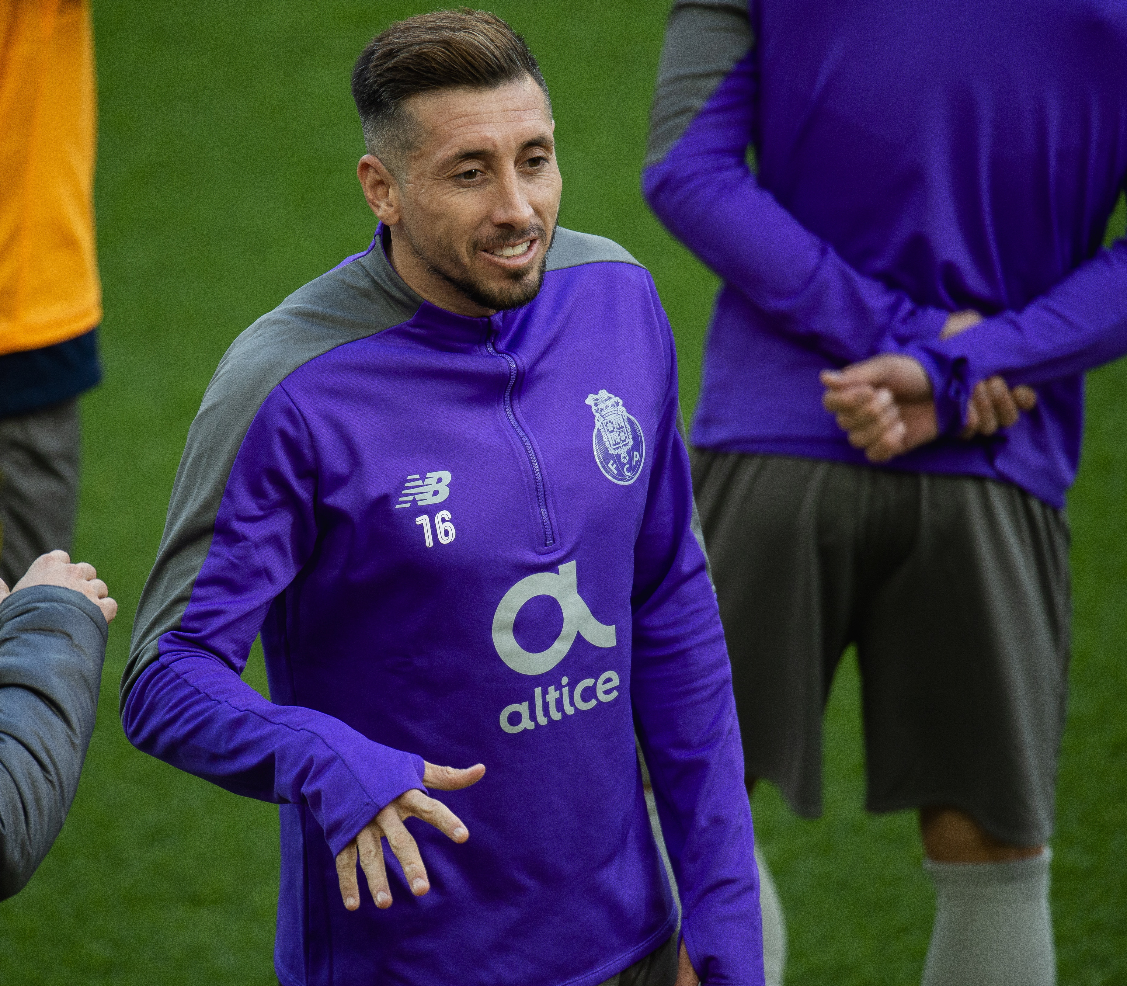 包含朗斯备战迎战波尔图，目标三分全取的词条