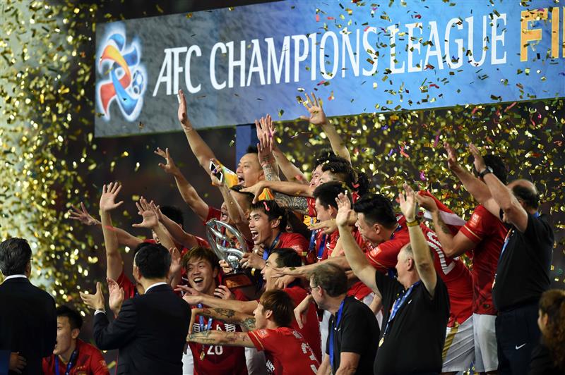 广州恒大队在比赛中防守稳固,成功挡住对手进攻 广州恒大队在比赛中防守稳固,成功挡住对手进攻