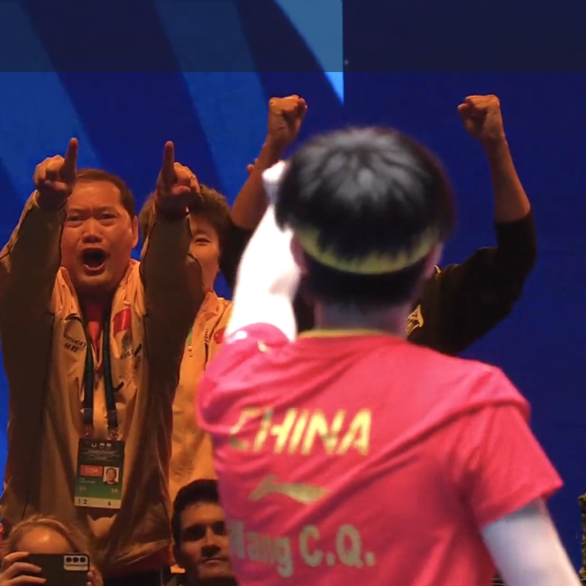 开云体育中国-体育赛事中的惊险一幕令人着迷