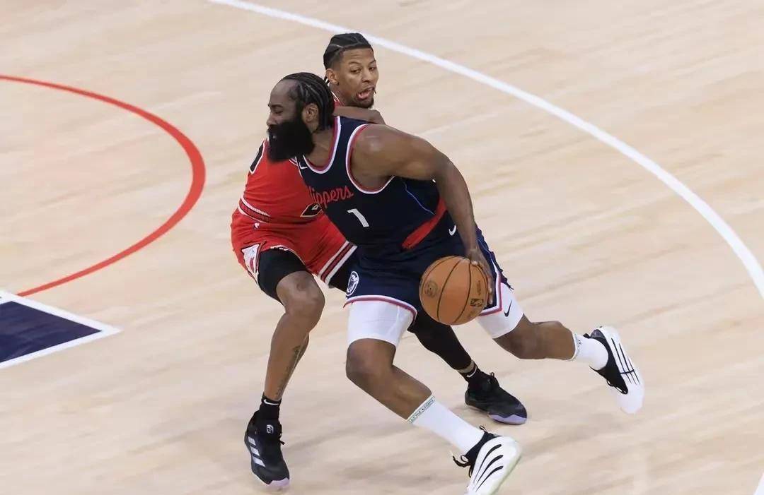 火箭主场击败马刺,继续追赶西部前四 火箭主场击败马刺,继续追赶西部前四