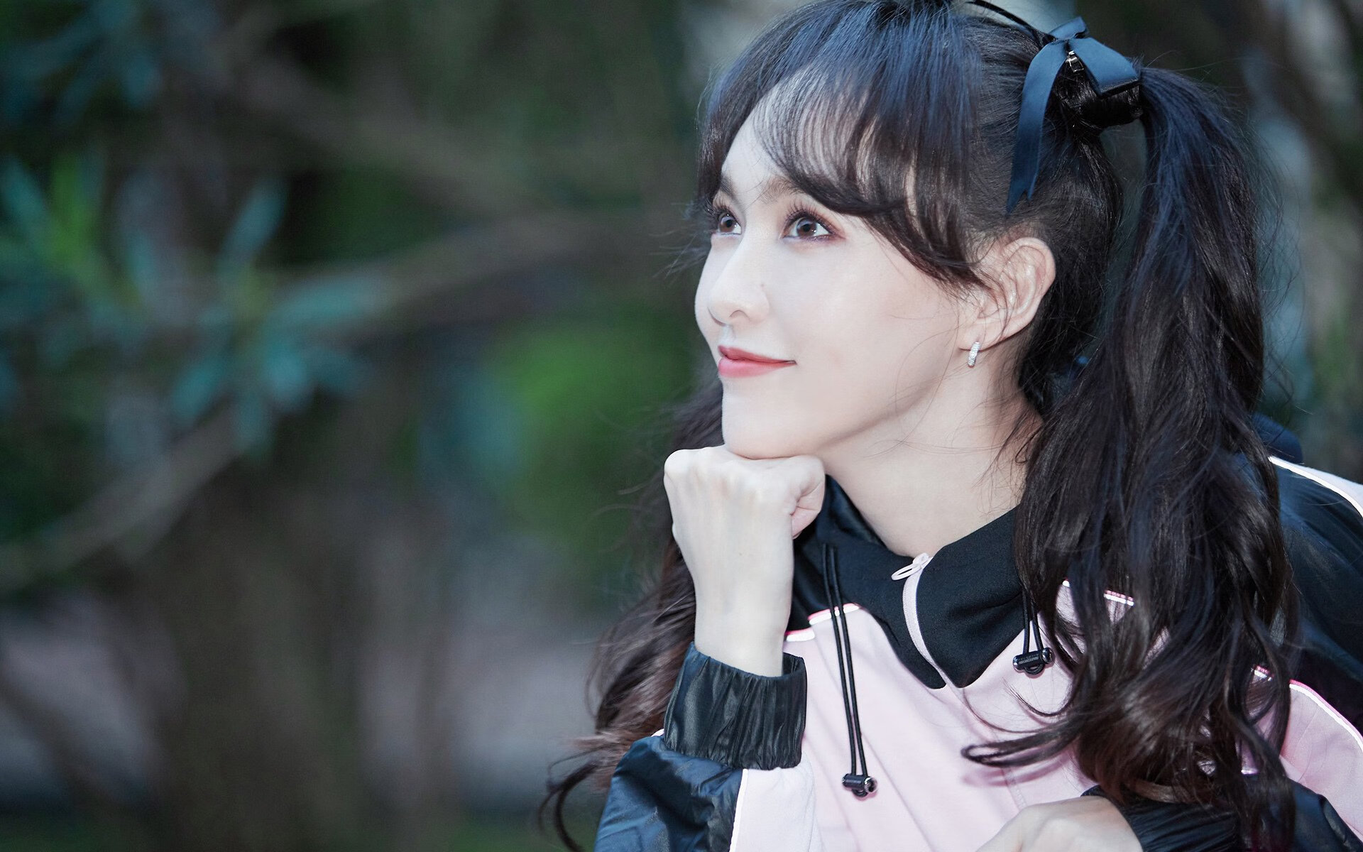 浓眉统治攻防两端，篮网团队火力全开季前赛轻取深圳