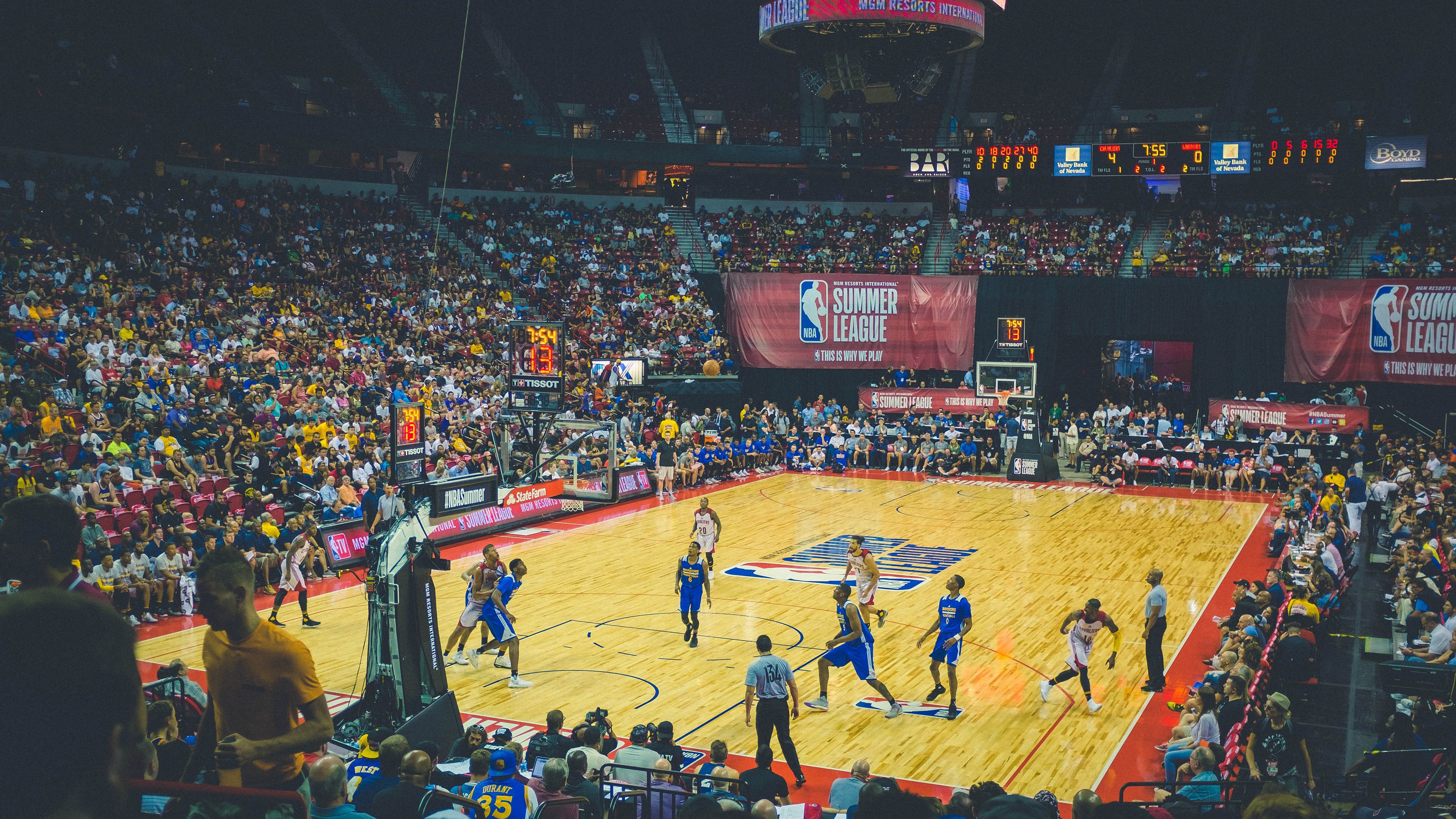 开云体育在线-锋芒与坚盾，当德罗赞的孤星闪耀，遇见灰熊的钢铁洪流